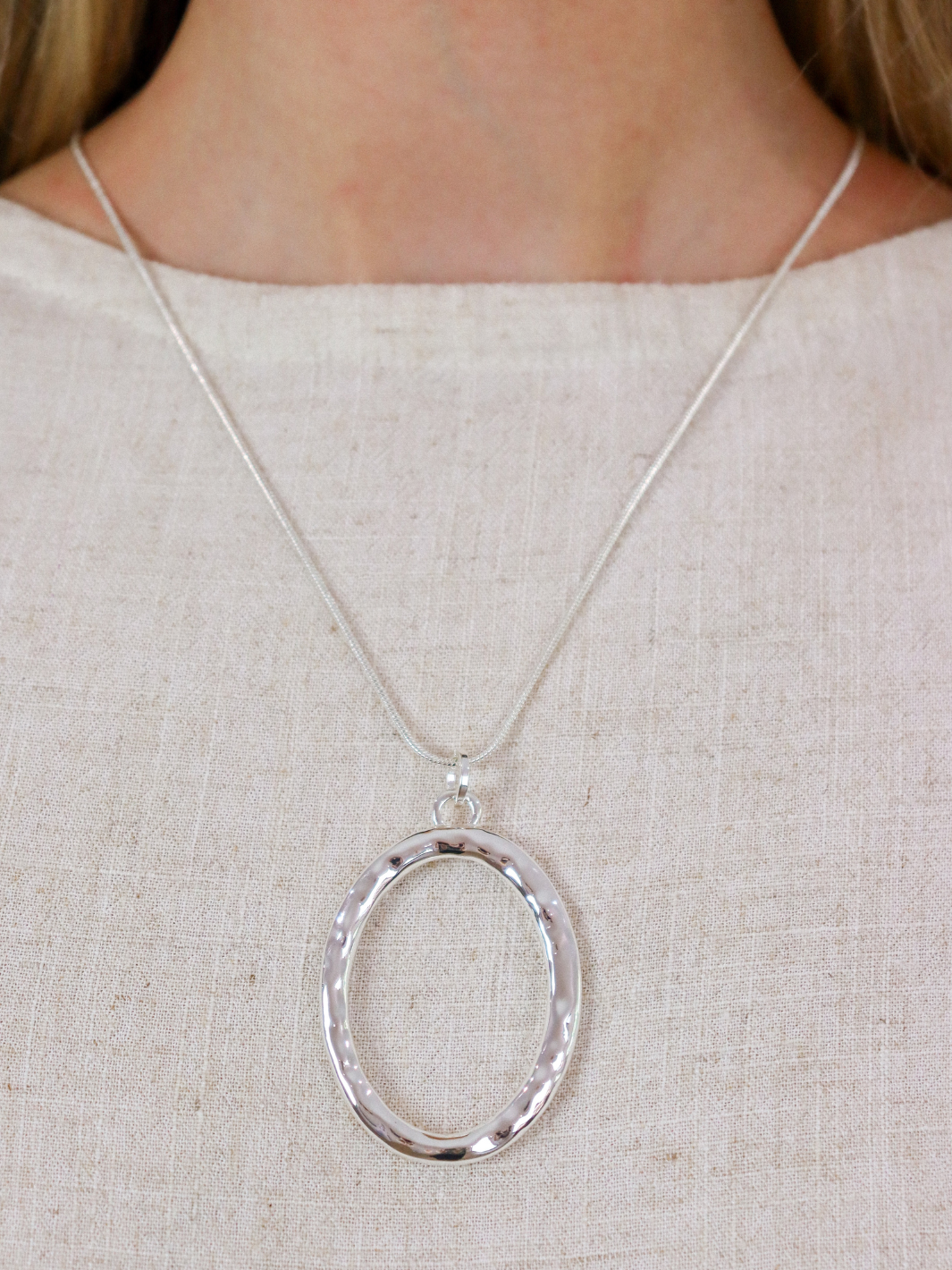 TEXTURED RING NECKLACE